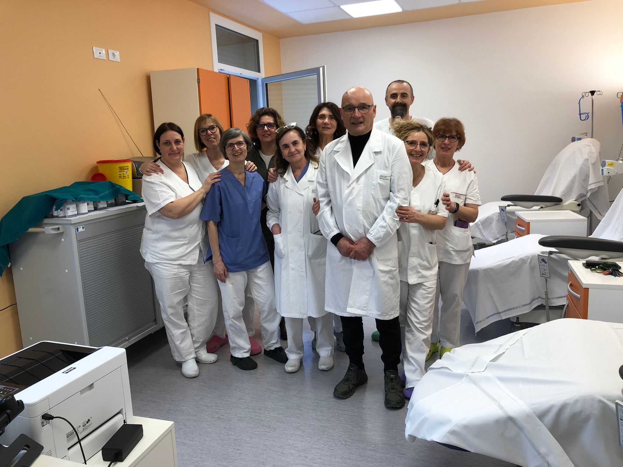 Stefano Lamon con il team del reparto di oncologia.