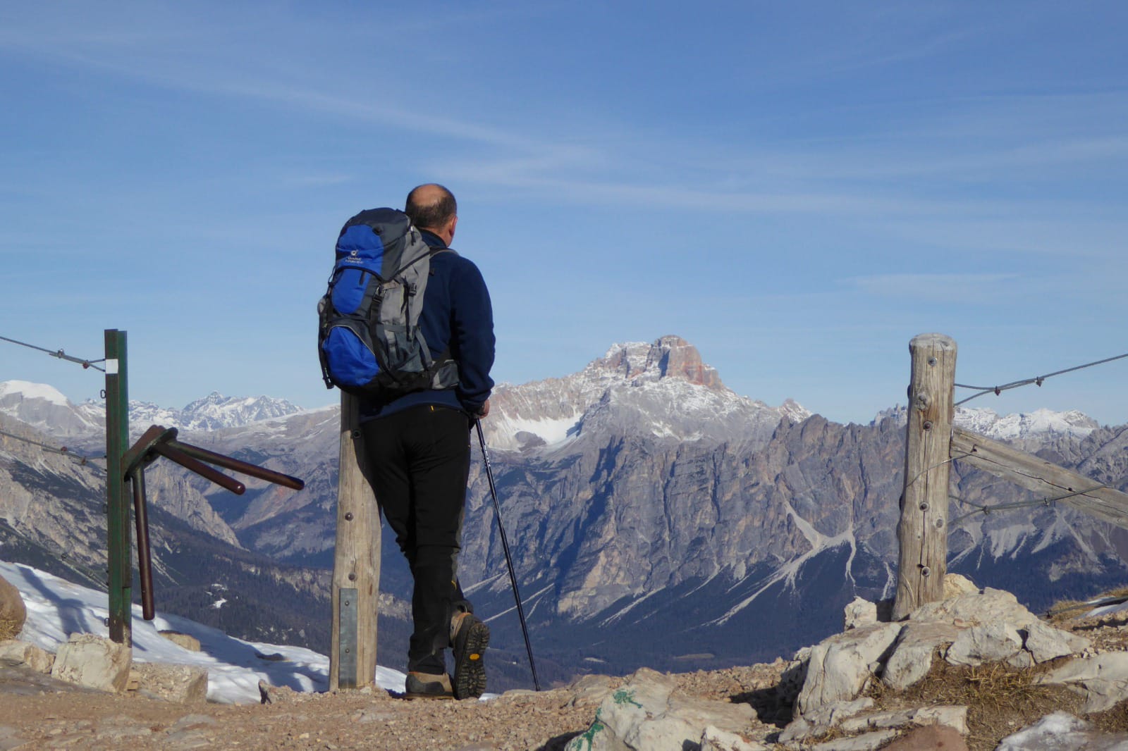 Stefano osserva le montagne