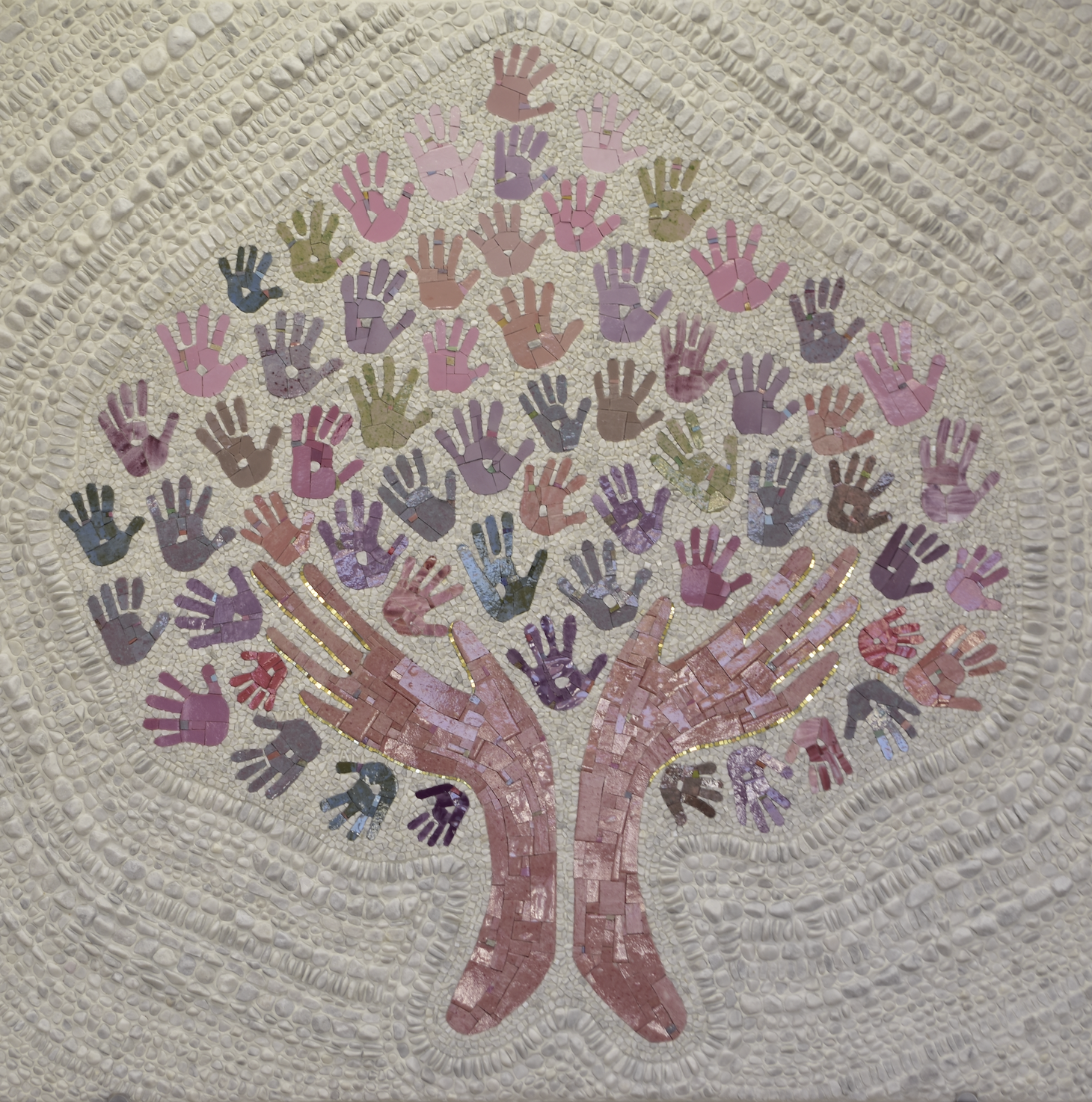 Il mosaico completo con l'albero composto da mani colorate.